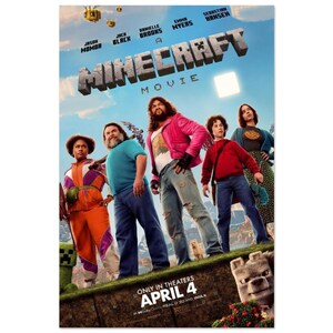 Op de afbeelding: Een filmposter voor A Minecraft Movie met vijf personen op een blokkerig landschap. De titel staat in grote, steenachtige letters. De tekst onderaan luidt: ONLY IN THEATERS APRIL 4. De lucht is blauw met wolken.