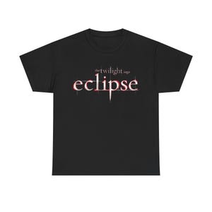 Peut inclure: Une tasse en céramique blanche avec une anse noire et le texte "But First, Coffee" en gras noir. La tasse est posée sur un fond neutre, soulignant son design simple.