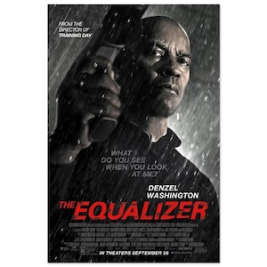 Puede incluir: Un póster de película para The Equalizer que muestra un primer plano de Denzel Washington sosteniendo un arma de fuego bajo la lluvia. El texto incluye FROM THE DIRECTOR OF TRAINING DAY, WHAT DO YOU SEE WHEN YOU LOOK AT ME?, THE EQUALIZER y IN THEATERS SEPTEMBER 26.