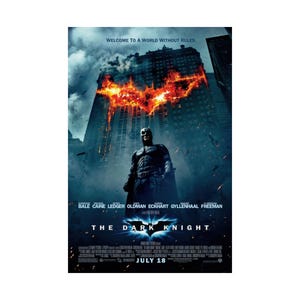 Może przedstawiać: Plakat filmowy The Dark Knight przedstawiający ciemną, opancerzoną postać stojącą przed wysokim budynkiem z dużym, płonącym symbolem nietoperza na fasadzie. Tekst zawiera napisy Welcome To A World Without Rules, The Dark Knight oraz July 18.
