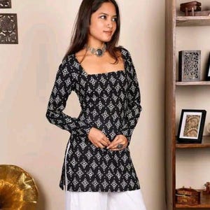Kurti de algodón negro hecho a mano con estampado chadi y cuello cuadrado, ideal para el verano.