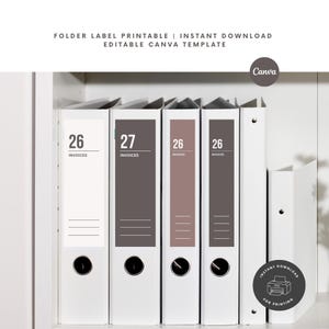 Pode incluir: Um conjunto de pastas de argolas brancas com etiquetas imprimíveis com o texto 26 INVOICES e 27 INVOICES. As etiquetas incluem um número grande, a palavra INVOICES e três linhas horizontais para notas, apresentadas como um modelo editável.