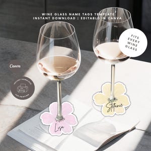 Puede incluir: Dos copas de vino transparentes con etiquetas de nombre en forma de flor en la base. Una etiqueta es rosa con el nombre Lisa, la otra es amarilla con el nombre Stefanie. Texto: WINE GLASS NAME TAGS TEMPLATE, INSTANT DOWNLOAD, EDITABLE IN CANVA.
