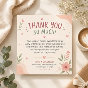 Op de afbeelding: Een vierkante bedankkaart met een cr&egrave;mekleurige achtergrond, voorzien van de tekst THANK YOU SO MUCH! in donkerroze en groen. De kaart bevat een dankbetuiging, kleine hartillustraties en bloemaccenten in roze en groene tinten.