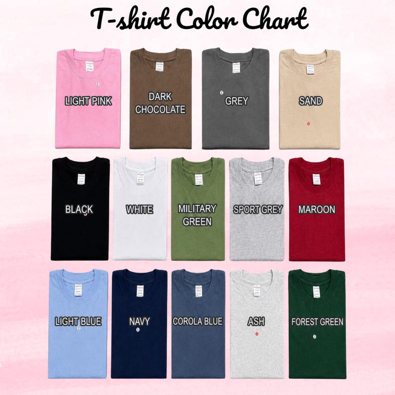 Op de afbeelding: Een T-shirt kleurenkaart met 14 gevouwen T-shirts met ronde hals in diverse kleuren, waaronder lichtroze, donkerchocolade, grijs, zand, zwart, wit, militair groen, sportgrijs, bordeauxrood, lichtblauw, marineblauw, corolablauw, as en bosgroen.