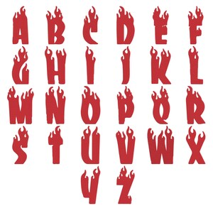 Puede incluir: Un conjunto completo de veintiséis letras mayúsculas de la A a la Z, representadas en un color rojo sólido y llamativo. Cada letra presenta un diseño distintivo en forma de llama que se extiende desde los bordes superiores, creando un aspecto ígneo.