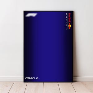 Könnte beinhalten: Ein rechteckiges Wandposter mit einem tiefblauen Farbverlauf. In der oberen linken Ecke befindet sich ein verschwommenes weißes F1-Logo. Die rechte Seite zeigt das rot-gelbe Red Bull Racing-Logo, während unten links das weiße Oracle-Logo steht.