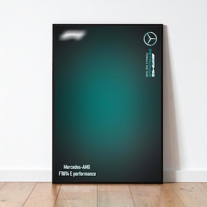Könnte beinhalten: Ein gerahmtes Poster mit einem Farbverlauf von Türkis und Schwarz. Das Logo des Mercedes-AMG Petronas Formel-1-Teams befindet sich oben rechts. Der Text "Mercedes-AMG F1 W14 E performance" steht unten.