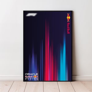 Może przedstawiać: Prostokątny plakat w ramie z ciemnym tłem i pionowymi smugami światła w kolorach niebieskim, magenta i cyjan. W lewym górnym rogu znajduje się rozmyte logo F1, a w prawym górnym rogu logo i napis Red Bull. W lewym dolnym rogu widnieje logo Oracle Red Bull Racing.