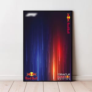 Puede incluir: Un póster de pared rectangular en un marco negro con un fondo oscuro y rayas verticales de luz azul y roja. El logotipo de Red Bull aparece en las esquinas superior derecha e inferior izquierda, con el logotipo de Oracle Red Bull Racing en la parte inferior derecha.