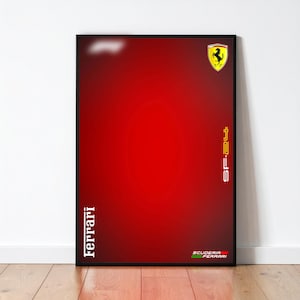 Può includere: Poster incorniciato con sfondo sfumato rosso. Il logo Ferrari è nell'angolo in alto a destra. Il testo "Ferrari" è allineato verticalmente sul lato sinistro. Il testo "SF-24" è allineato verticalmente sul lato destro. Il testo "SCUDERIA FERRARI" è in basso.