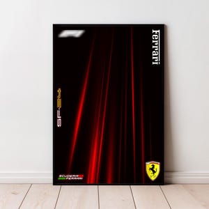 Könnte beinhalten: Ein rechteckiges schwarzes Poster mit vertikalen roten Lichtstreifen. Der Text lautet Ferrari, SF-24 und Scuderia Ferrari. Das ikonische gelbe Ferrari-Wappen mit dem springenden Pferd befindet sich unten rechts, mit einem F1-Logo oben.