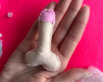 柔らかなベージュ色のフェルト製男性器ブローチ