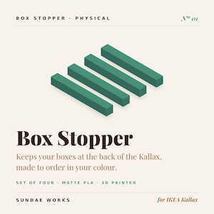 Könnte beinhalten: Ein Set aus vier grünen, rechteckigen, 3D-gedruckten Box-Stoppern aus mattem PLA für IKEA Kallax Regale. Der Text auf dem Bild lautet: BOX STOPPER PHYSICAL No 01, Box Stopper, Keeps your boxes at the back of the Kallax, made to order in your colour, SET OF FOUR MATTE PLA 3D PRINTED, SUNDAE WORKS, for IKEA Kallax.