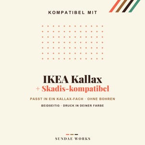 Eine cremefarbene Infografik mit braunem und orangefarbenem Text, der COMPATIBLE WITH IKEA Kallax + Skadis compatible lautet. Sie enthält die Phrasen FITS ONE KALLAX CUBE, NO DRILLING, DOUBLE-SIDED, PRINT IN YOUR COLOUR und SUNDAE WORKS.