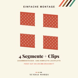 Vier quadratische Lochplattensegmente mit vertikalen Schlitzen, die zu einer vollständigen Lochplatte zusammengefügt werden können. Der Text umfasst EASY ASSEMBLY, 4 segments + clips, CLICK TOGETHER, ONE FULL PEGBOARD, PRINTS ON A 200 MM BED, SUNDAE WORKS.