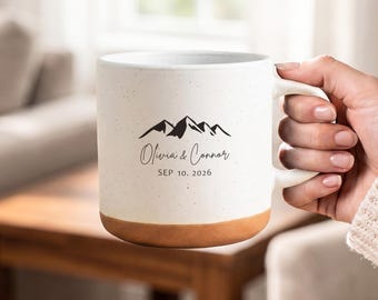Tazza da montagna personalizzata per coppie, tazza da caffè con nomi e data personalizzati, regalo di anniversario di matrimonio per escursionisti e amanti della vita all'aria aperta.