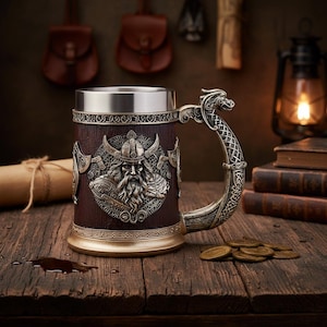 Peut inclure: Un chope à bière sur le thème viking avec un bord et une poignée en acier inoxydable. La chope présente un relief détaillé d'un guerrier viking sur un corps en bois brun foncé. La poignée a la forme d'un navire viking. Des pièces de monnaie sont sur la table en bois.