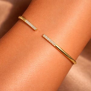 Pulsera abierta de oro con circonita cúbica, pulsera minimalista de oro