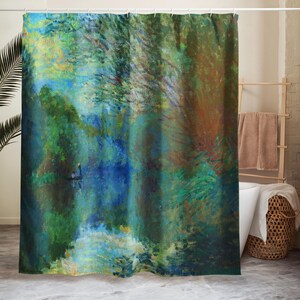 Puede incluir: Una cortina de ducha con una pintura de estilo impresionista de un paisaje verde y exuberante con un río que refleja los árboles y el follaje circundantes. La escena incluye un pequeño bote en el agua, en tonos azules, verdes y marrones.
