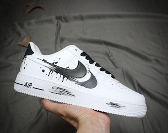 Baskets Air force one personnalisées peintes à la main de style anime baskets de dessin animé à double logo blanc et noir pour les amateurs de streetwear cartoon af1