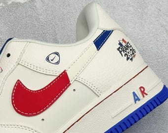 Anpassade Air Force 1 Frankrike-utgåva franska fans present VM-merchandise fransk flagga Handmålade och specialfärgade skosnören Frankrike 2026-utgåva skor