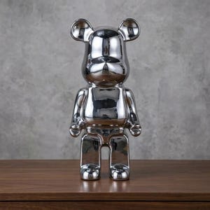 Björnstaty i silverförkromad | Konstleksak i metallisk spegel | Lyxig minimalistisk inredning