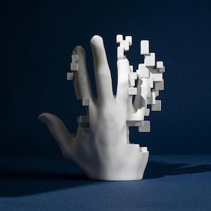 Pode incluir: Uma escultura branca de uma mão com um efeito pixelizado. Os dedos e a palma são parcialmente fragmentados, com pequenos blocos quadrados brancos que parecem dissolver-se da mão. A escultura está sobre um fundo azul escuro.
