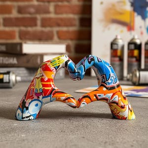Graffiti Hart Handen Sculptuur | Levendige Pop Art Decoratie | Uniek Relatie Cadeau