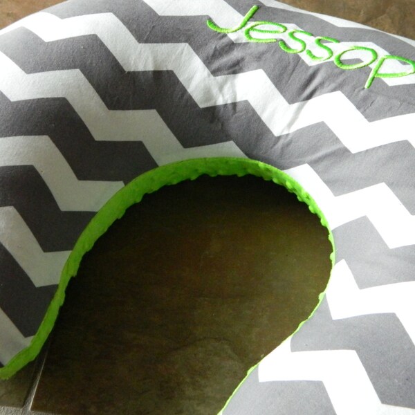 Crea tu propia funda de almohada de enfermería Chevron con monogramas. Usted elige Chevron y color minky sólido