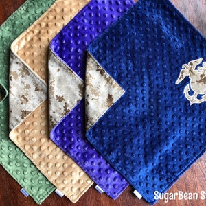 Manta de seguridad original de Minky de 17" con monograma USMC y diseño camuflado. Crea tu propia manta.