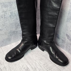Botas raras de cuero cromado negro de la época antigua, coleccionables de mediados de siglo
