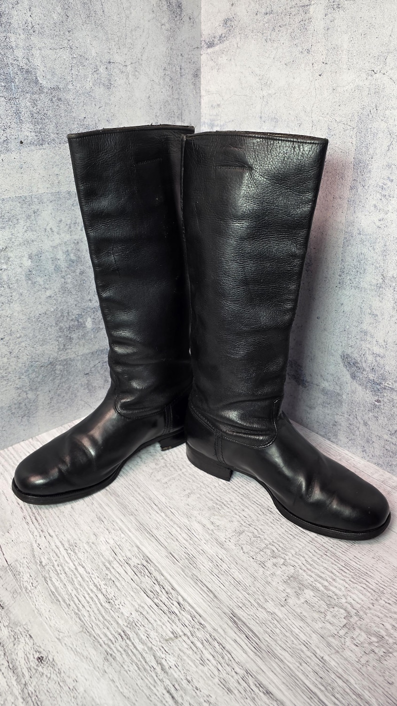 Botas raras de couro cromado preto da era antiga - Item de colecionador ...