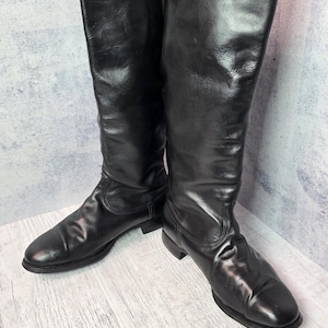 Botas altas vintage de cuero negro de la URSS con acabado cromado retro, calzado clásico.