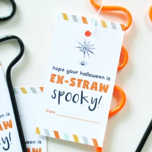 以下が含まれることがあります： オレンジとグレーのストライプのボーダーが付いた白いハロウィーンのギフトタグ。クモの巣とクモのイラストが特徴です。「hope your halloween is EX-STRAW spooky!」というテキストと名前のスペースがあります。オレンジと黒のストローが背景にあります。