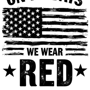 Può includere: Grafica in bianco e nero con la scritta "ON FRIDAYS WE WEAR RED" su un design a bandiera americana usurata. La frase "REMEMBER EVERYONE DEPLOYED" è in basso, con stelle nere su entrambi i lati della parola "RED".