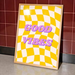 Stampa Good Vibes – Decorazione murale con tipografia retrò a scacchi gialli (Download digitale)