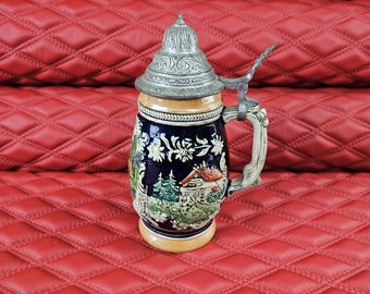 Jarra de cerveza alemana vintage con tapa – Escena de la Selva Negra – “Gruss aus dem Schwarzwald”