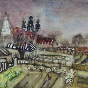 Könnte beinhalten: Aquarellmalerei einer Dorfszene mit Gebäuden, Bäumen und einer Kirche. Das Kunstwerk zeigt eine gedämpfte Farbpalette mit Braun-, Grau- und Rottönen. Die Komposition umfasst eine Vielzahl von architektonischen Strukturen und natürlichen Elementen.