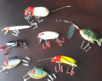 Lot of 8 Vintage fishing lures wood, plastic, and rubber baits for tackle box Heddon Cobra Bright Eyes Millsite Rattle bug Mouse and more !