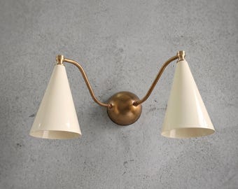 Aplique de pared de latón de doble cono – Lámpara de pared de estilo moderno de mediados de siglo con pantallas color marfil