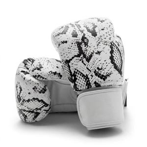 Witte bokshandschoenen met pythonprint • Drievoudige vulling, MMA-trainingsuitrusting