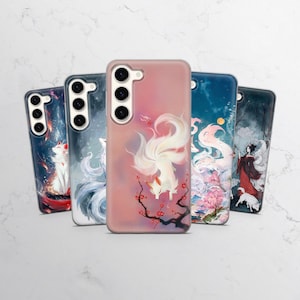 Pode incluir: Uma coleção de cinco capas de telemóvel com designs únicos. Cada capa apresenta uma ilustração diferente de uma raposa, com cores e estilos variados. As capas são feitas de um material liso e são projetadas para caber em um smartphone.