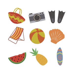 Può includere: Una collezione di illustrazioni a tema estivo. Include una borsa da spiaggia rossa e gialla, una fotocamera grigia, pinne nere, una sedia a sdraio, un pallone da spiaggia, una conchiglia arancione, una fetta di anguria, un ananas e una tavola da surf blu.