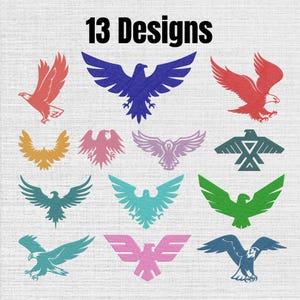 Può includere: Una collezione di 13 disegni di aquile in vari colori e stili, tra cui rosso, blu, giallo, rosa, lavanda, verde acqua, verde e azzurro. Ogni aquila è raffigurata in una posa diversa, che spazia dal volo alla posizione appollaiata, con forme geometriche.