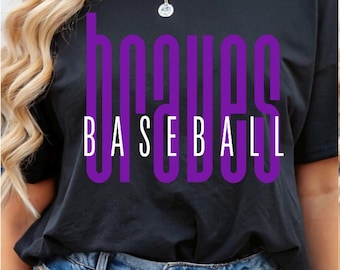 Design gráfico para camiseta com estampa dos Braves Baseball Sports em PNG roxo e branco para download digital.