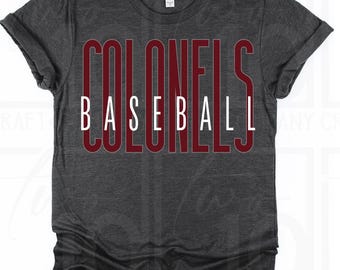 Design gráfico para camiseta com estampa de beisebol dos Coronéis em PNG, com contornos em tons de marrom, branco e cinza, para download digital.