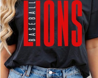 Design gráfico para camiseta com estampa de beisebol dos Lions em PNG vermelho e branco para download digital.