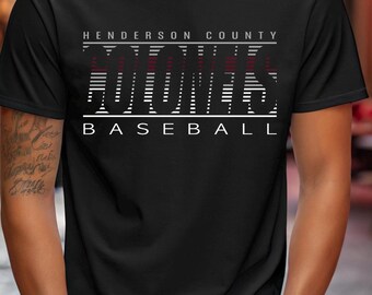 Design gráfico para camiseta com estampa de beisebol dos Coronéis em PNG, nas cores marrom, cinza e branco, para download digital.