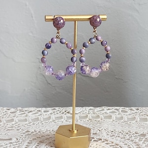 Runda örhängen med lila tagua-pärlor och krackelerade pärlor. Handgjorda. Modesmycken för män och kvinnor.